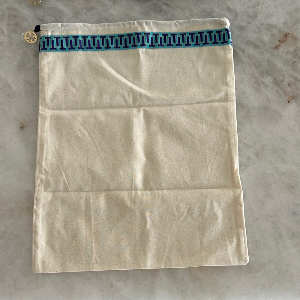 Tory Burch Cotton Dust Bag 11” x 14”
Drawstring closure. New